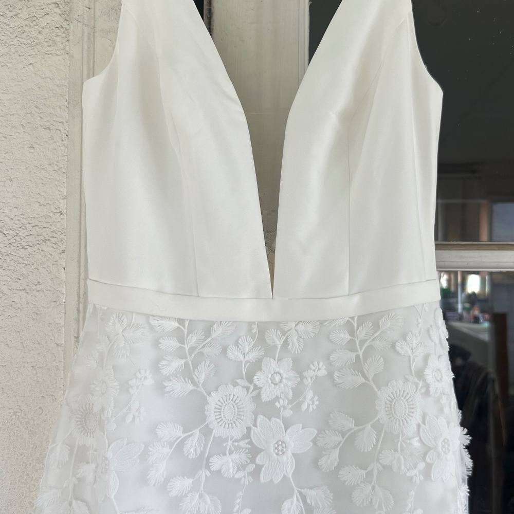Elegant White Floral Appliqué V-Neck Dress